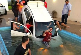 VEJA VÍDEO: carro cai em piscina durante festa 'resgate' viraliza na web