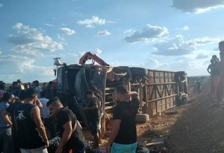 TRAGÉDIA: acidente com ônibus de banda de forró tomba em estrada do Nordeste e deixa um morto - VEJA VÍDEO