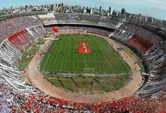 PEDRAS, GARRAFAS E GÁS DE PIMENTA: Ônibus do Boca Juniors é atingido e final da Libertadores pode ser adiada - VEJA VÍDEO