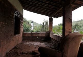 Distrito de Barra Longa. A comunidade foi parcialmente encoberta pela lama que chegou pelo rio Gualaxo do Norte.Na foto, casas atingidas pela lama.