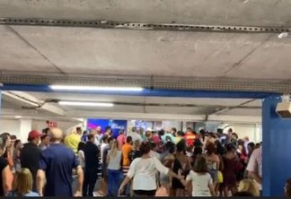 Black Friday leva dezenas de pessoas a se aglomeraram em frente ao Manaíra Shopping; Veja vídeo