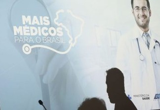 Entrevista coletiva com o ministro da Saúde, Gilberto Occhi, que fala sobre o programa Mais Médicos.