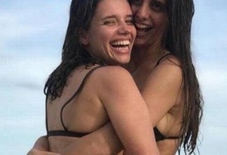 Bruna Linzmeyer posa abraçada a namorada na praia e se declara: 'Meu amor'