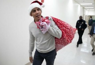 Com gorro de Papai Noel, Obama presenteia pacientes de hospital - VEJA VÍDEO