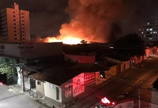 Grupo tenta explodir cofre de supermercado e causa incêndio, em Campina Grande