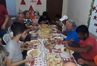 Prefeito Zé Aldemir janta com moradores de rua na Casa de Acolhimento