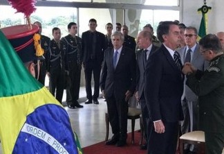Bolsonaro recebe medalha do Exército por 'ato de bravura' em 1978 por salvar amigo de afogamento