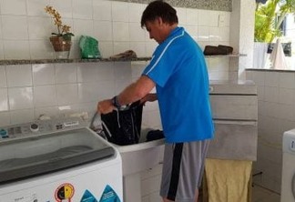 Assessoria divulga imagens de Bolsonaro lavando e pendurando roupa no varal