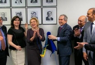 Raimundo Lira recebe homenagem de Senadores com aposição de sua foto na Liderança do MDB