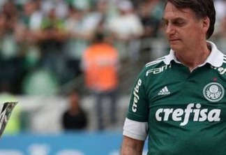Bolsonaro assiste vitória do Palmeiras e entrega taça de campeão