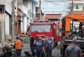 Destroços de avião são removidos de área residencial em São Paulo