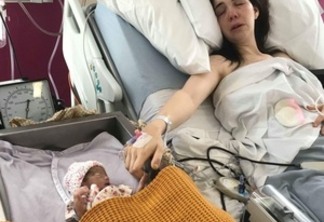Mãe cuida de bebê gêmeo morto durante 15 dias: 'Não queria deixar ela ir'