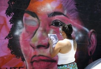 Grafite em homenagem a Marielle Franco feito por Pammela Castro na comunidade Tavares Bastos, na zona sul do Rio de Janeiro é refeito após ser vandalizado.