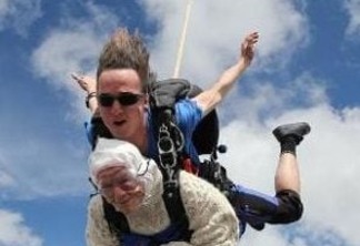Vovó de 102 anos bate recorde como pessoa mais velha a saltar de paraquedas