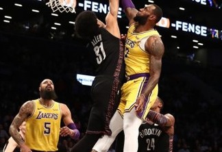 Jogador vibra após dar toco em LeBron James durante partida da NBA