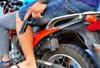 Dois homens são presos suspeitos de roubos de motos, em João Pessoa