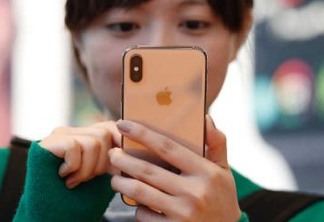 A customer looks at Apple's new iPhone XS after it went on sale at the Apple Store in Tokyo's Omotesando shopping district, Japan, September 21, 2018. REUTERS/Issei Kato - RC18C6BBE2E0