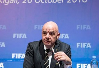 'É preciso expulsar os idiotas das torcidas', diz presidente da Fifa