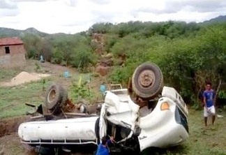Caminhão-pipa desliza em barranco e capota em área rural de Itaporanga