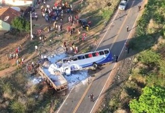 Ônibus com romeiros colide com caminhão e deixa cinco mortos e 25 feridos