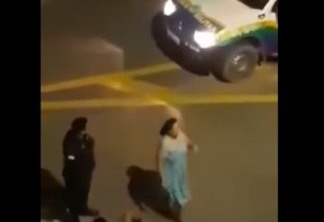 VEJA VÍDEO: PM agride mulher gestante; ela cai no chão e dá à luz