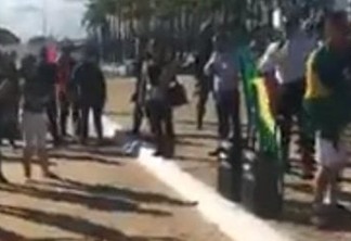 VEJA VÍDEO: Após decisão de Marco Aurélio de Mello população se reúne para protestar em Brasília