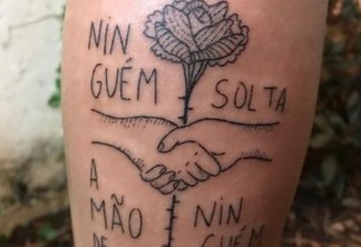 Criadora do 'ninguém solta a mão de ninguém' tatua desenho pela 1ª vez