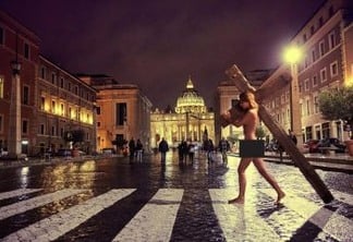 Modelo é presa após posar nua com uma cruz no Vaticano