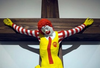 Obra de arte de Ronald McDonald crucificado gera revolta em Israel