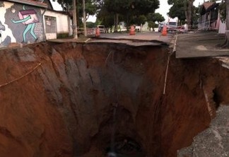 TRANSTORNO PARA MORADORES: Cratera engole rua e interdita 5 casas