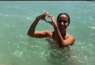 'Bom pra beijar muito', afirma Anitta durante vídeo em praia pessoense
