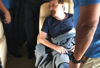Ministro italiano divulga fotos de Cesare Battisti preso em avião