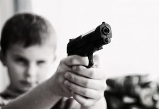 Menino de 7 anos pega arma do avô, faz disparo e morre