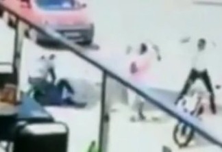 VEJA VÍDEO: Câmera flagra quando mototaxista é atacado e baleado em frente de shopping na Paraíba