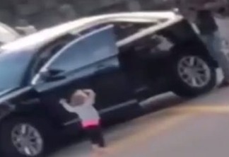 Menina de dois anos sai do carro e caminha com mãos pra cima depois de ver os pais sendo presos - VEJA VÍDEO