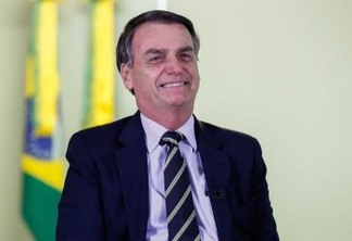 Seguidor pede a Bolsonaro para liberar maconha e descriminalizar o aborto e presidente responde; veja