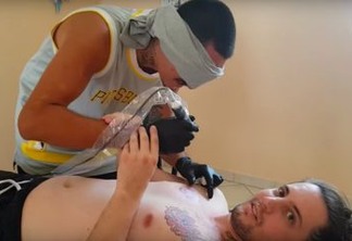 Brasileiro tenta fazer tatuagem de olhos vendados e o resultado é desastroso