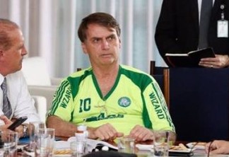 Bolsonaro usa camisa "pirata" do Palmeiras em Brasília