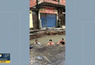 Buraco de vazamento vira 'piscina' de moradores - VEJA  VÍDEO