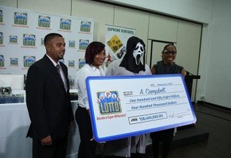 Homem ganhou 1 milhão na loteria e usou máscara para família não pedir dinheiro