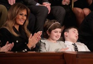 Quem é o pequeno Trump que dormiu durante o discurso do presidente