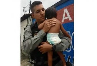 POLICIAL HERÓI: Criança de 1 ano é salva após ficar engasgada em João Pessoa