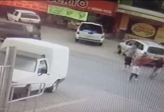 Criança solta mão da mãe ao atravessar rua e é atropelada