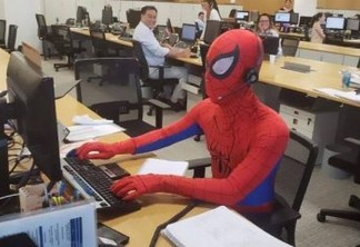 DESPEDIDA: Em seu último dia no trabalho, bancário de SP vai vestido como Homem-Aranha