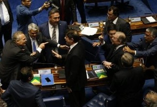Renan e Tasso batem boca durante votação no senado: 'você é um ladrão'