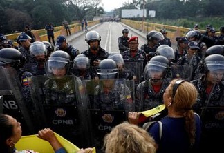 Venezuela's opposition supporters demand to cross the border line between Colombia and Venezuela at Simon Bolivar bridge as Venezuela's security forces stand in the border line blocking their way in the outskirts of Cucuta, Colombia, February 23, 2019. REUTERS/Edgard Garrido