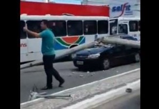 Poste cai durante acidente na Avenida Epitácio pessoa e destrói carro -VEJA VÍDEO