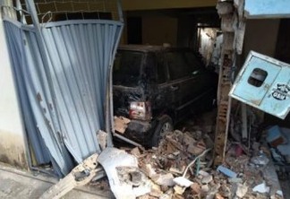 SUSTO NA MADRUGADA: Duas casas são atingidas por motorista no bairro de Tambiá