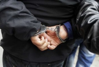 Pai é preso por dar cachaça com refrigerante para filho de 1 ano