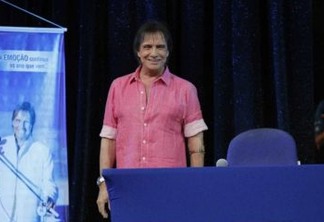 Roberto Carlos troca azul por rosa e opina sobre porte de armas